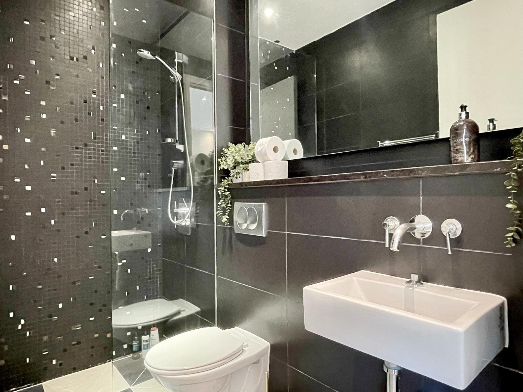 Ample 3-bedroom Flat With Lift In Kings Cross, Islington * London